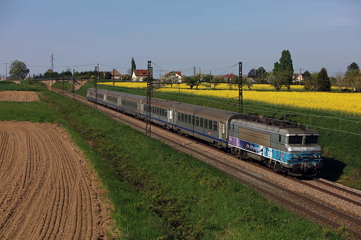SNCF 522269 leads TER train 17817 (Dijon Ville - Lyon Part Dieu) at Varrennes-le-Grand (F) on 11 April 2017.